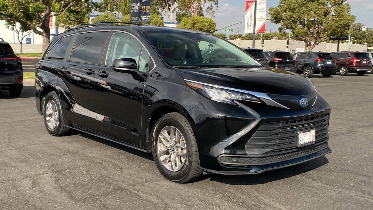 2021 Toyota Sienna LE 1