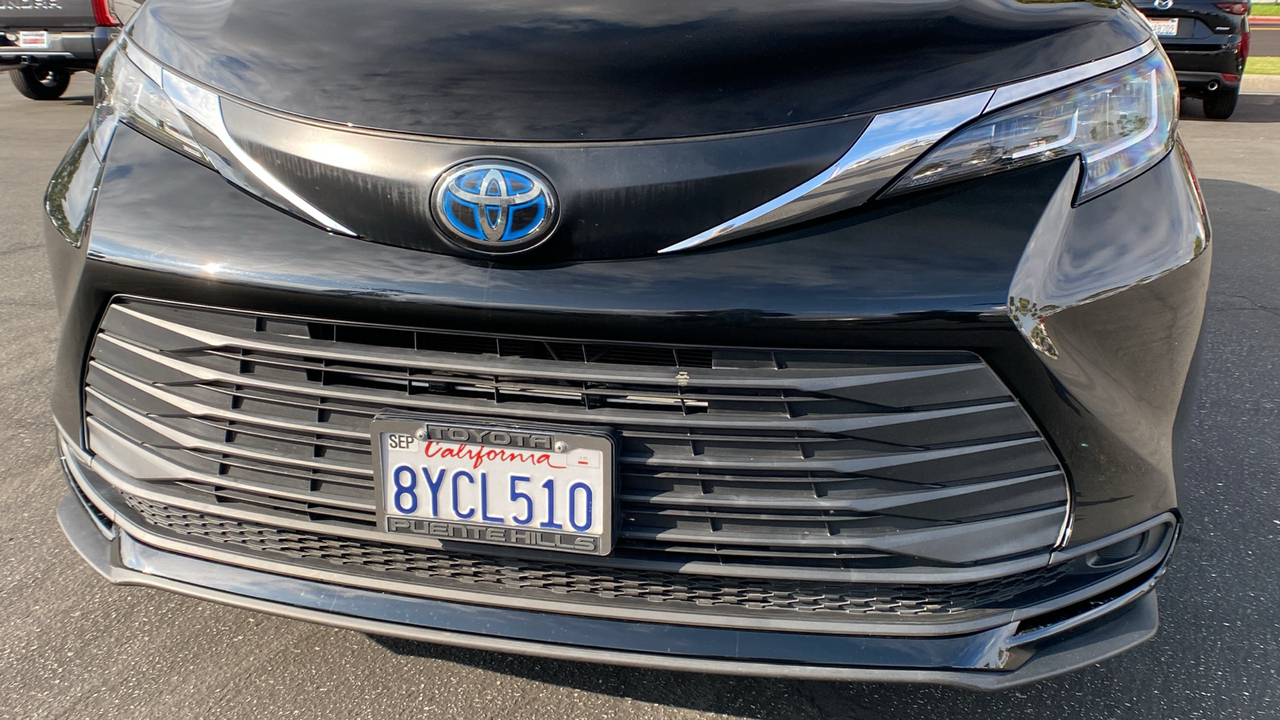 2021 Toyota Sienna LE 32