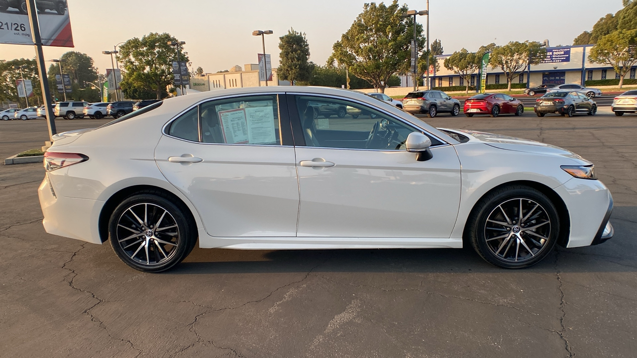 2023 Toyota Camry SE 2