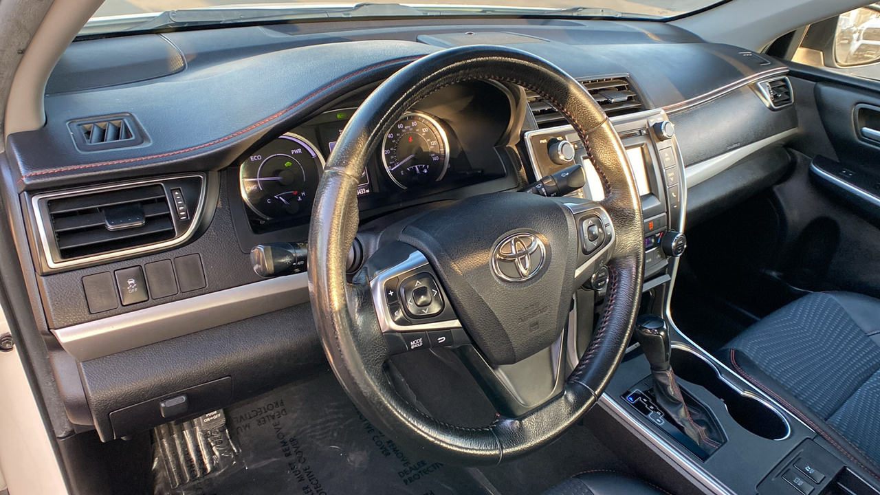 2015 Toyota Camry Hybrid SE 16