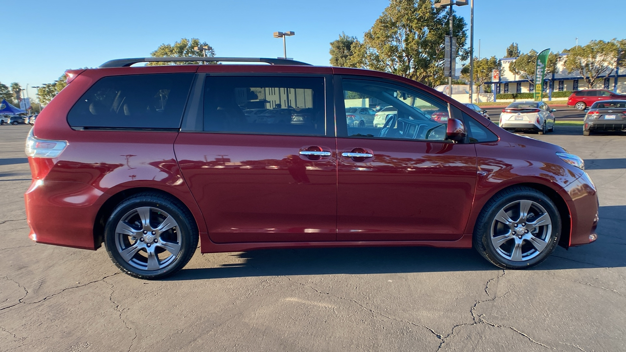 2017 Toyota Sienna SE 2