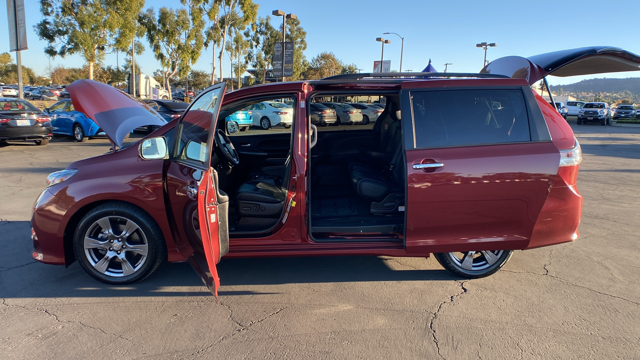 2017 Toyota Sienna SE 11