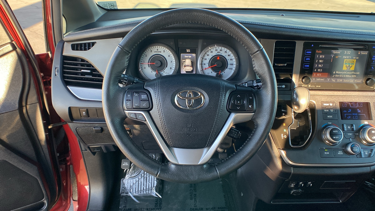 2017 Toyota Sienna SE 13