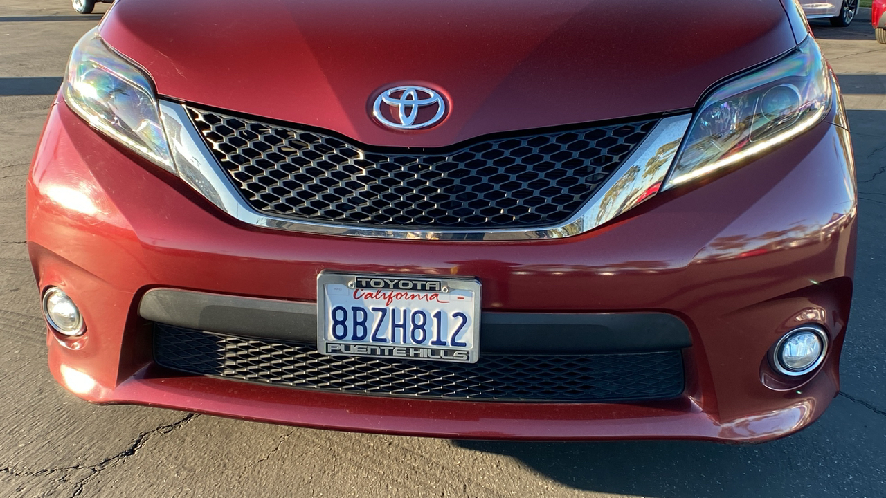 2017 Toyota Sienna SE 32