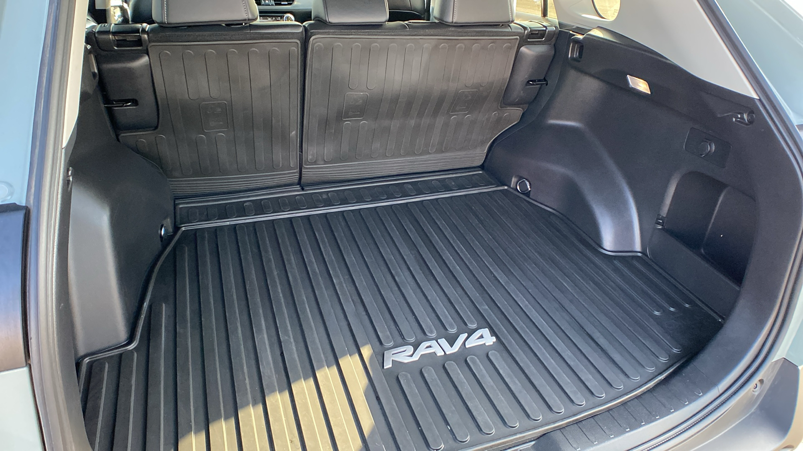 2022 Toyota RAV4 XLE Premium 10
