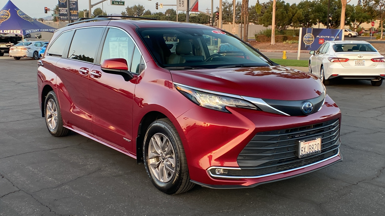 2021 Toyota Sienna XLE 1