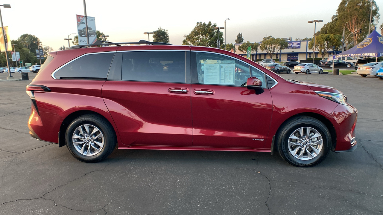 2021 Toyota Sienna XLE 2