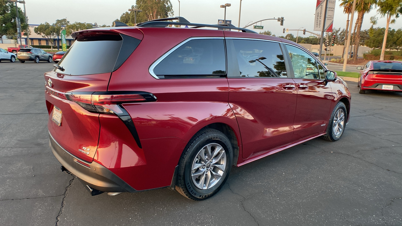 2021 Toyota Sienna XLE 3