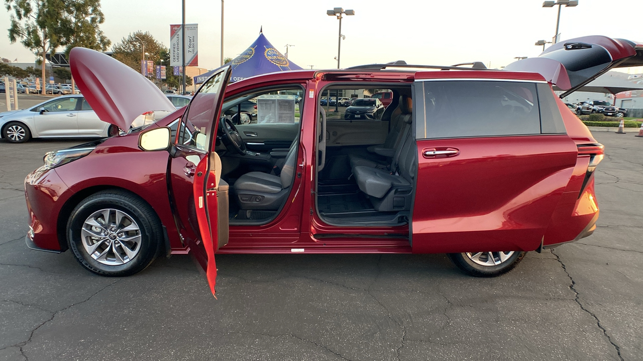 2021 Toyota Sienna XLE 11