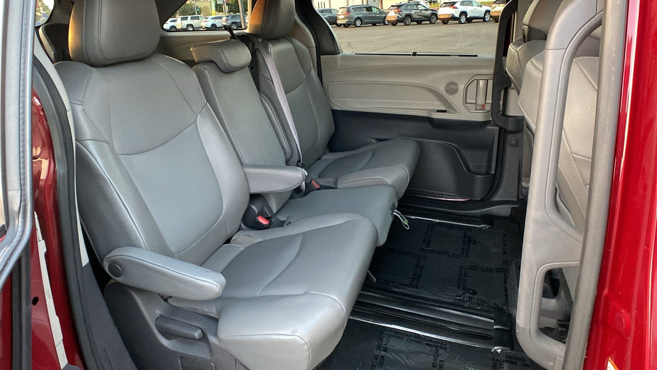 2021 Toyota Sienna XLE 19