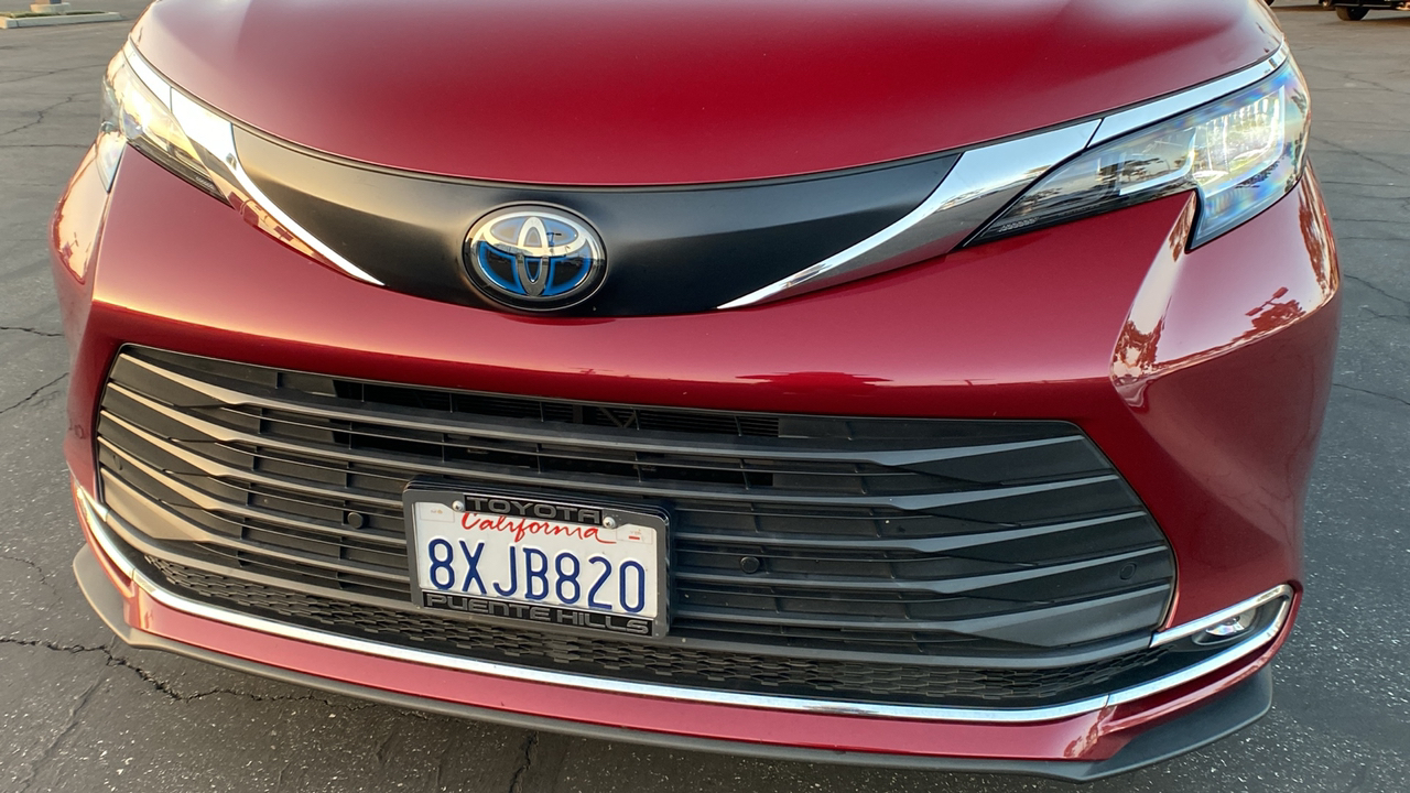 2021 Toyota Sienna XLE 33