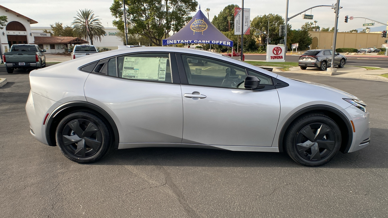 2024 TOYOTA Prius LE 2