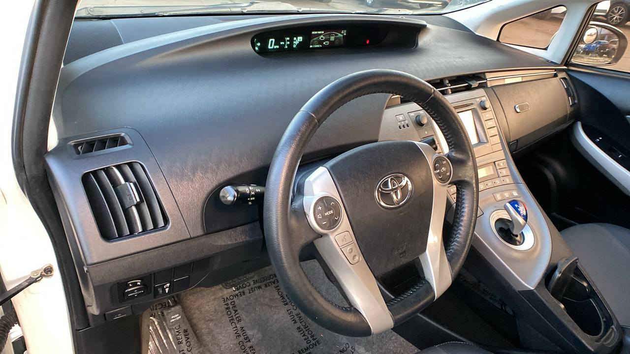 2014 Toyota Prius Four 16