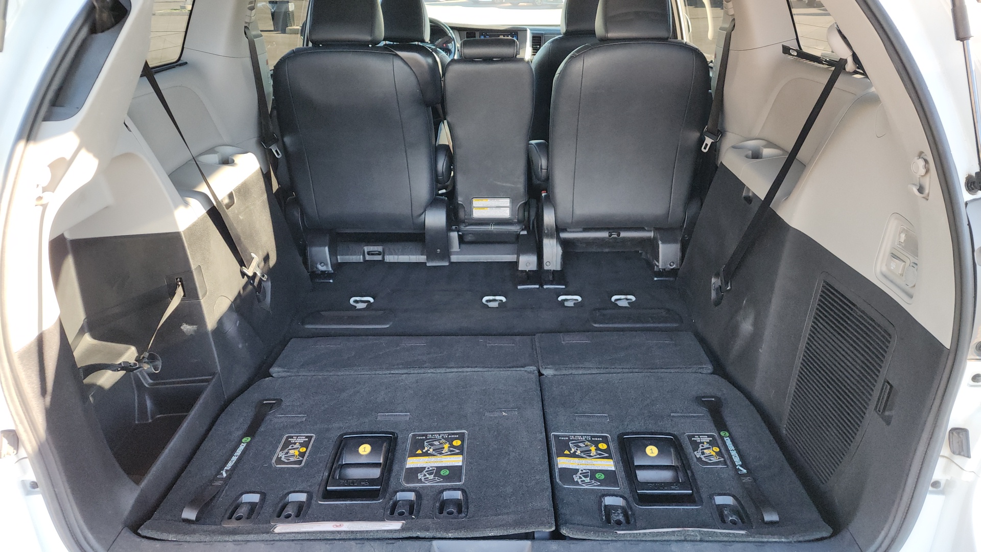 2015 Toyota Sienna SE Premium 18