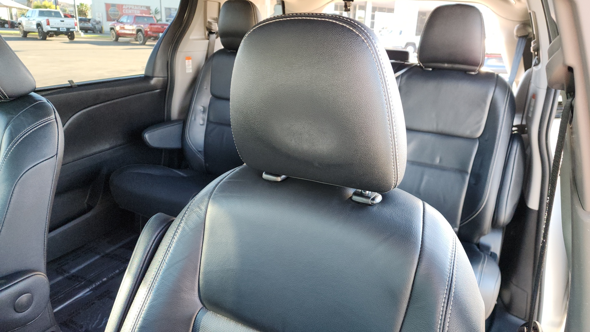 2015 Toyota Sienna SE Premium 23