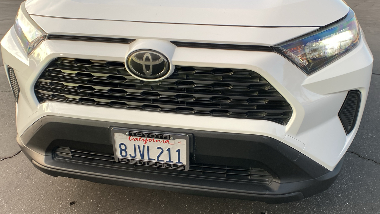 2019 Toyota RAV4 LE 32