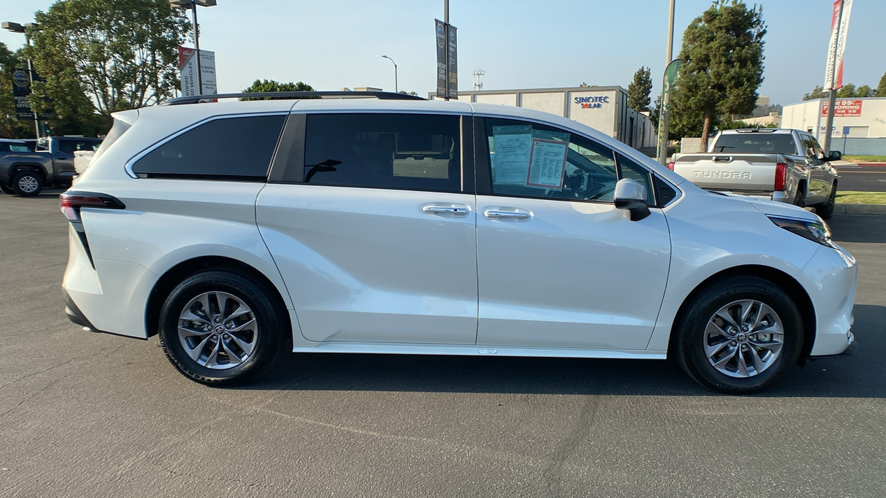 2024 Toyota Sienna XLE 2