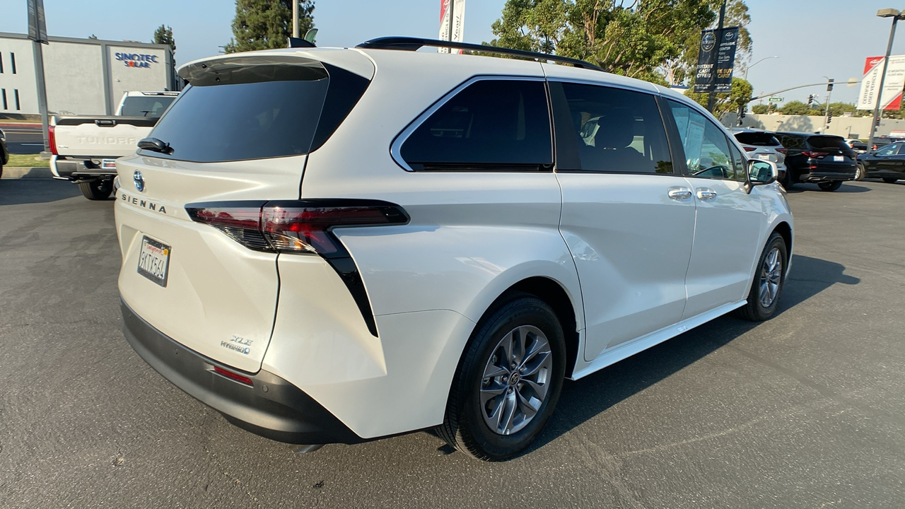 2024 Toyota Sienna XLE 3