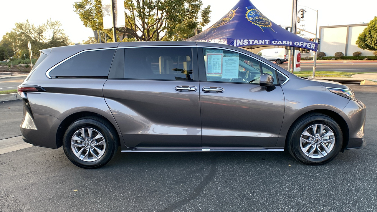 2024 Toyota Sienna XLE 2