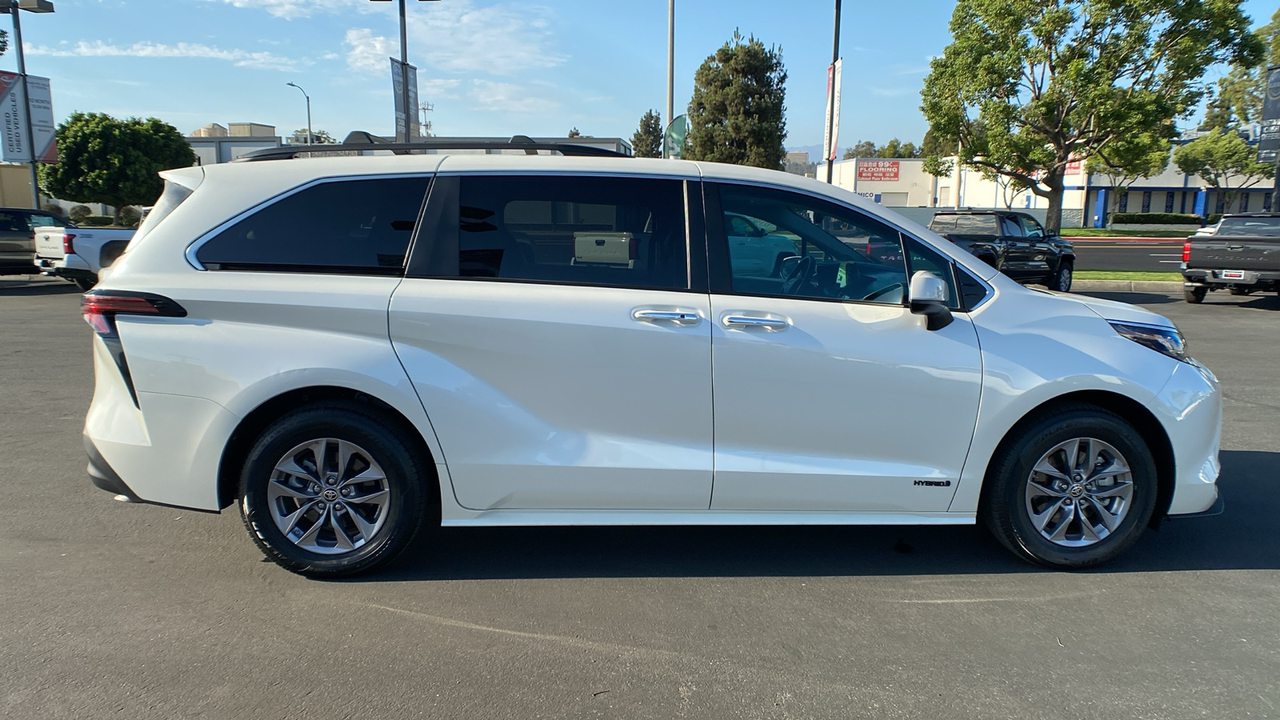 2021 Toyota Sienna XLE 2