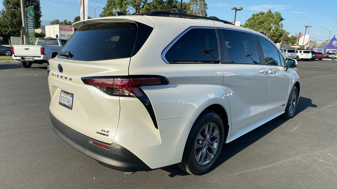 2021 Toyota Sienna XLE 3