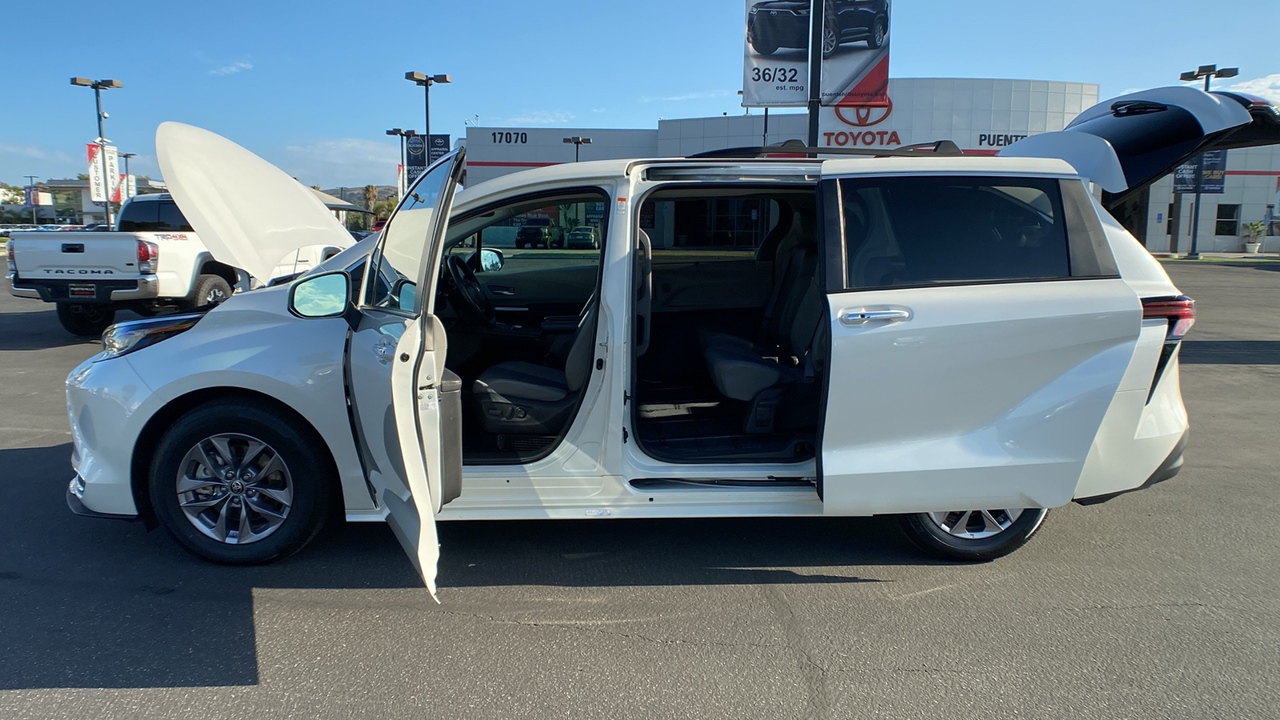 2021 Toyota Sienna XLE 11