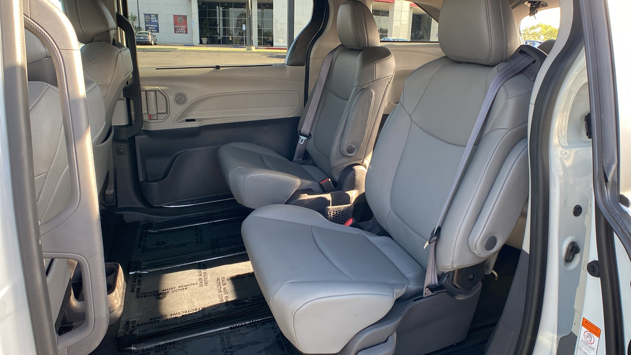 2021 Toyota Sienna XLE 17