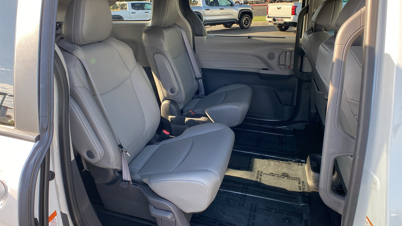 2021 Toyota Sienna XLE 19