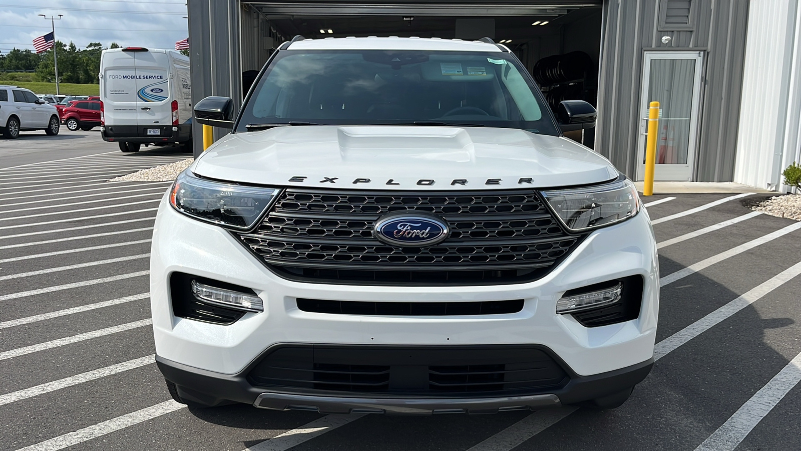 2024 Ford Explorer XLT 2