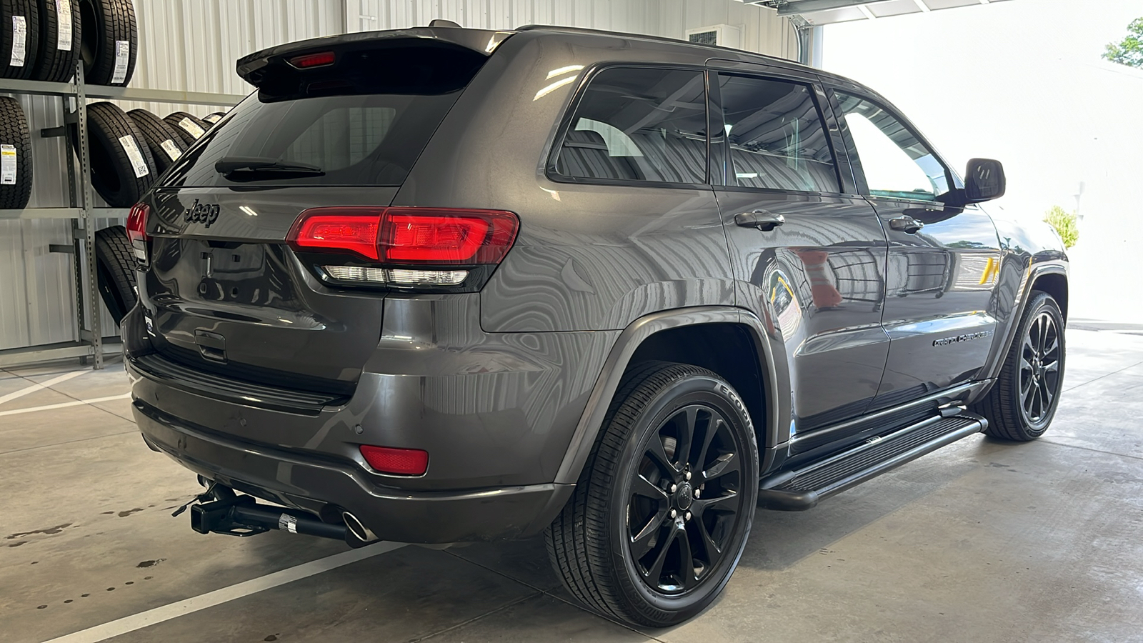 2017 Jeep Grand Cherokee Altitude 28