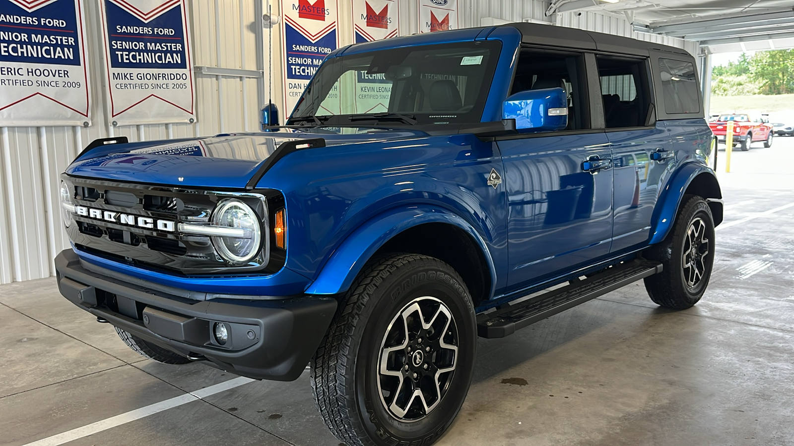 2024 Ford Bronco Outer Banks 3