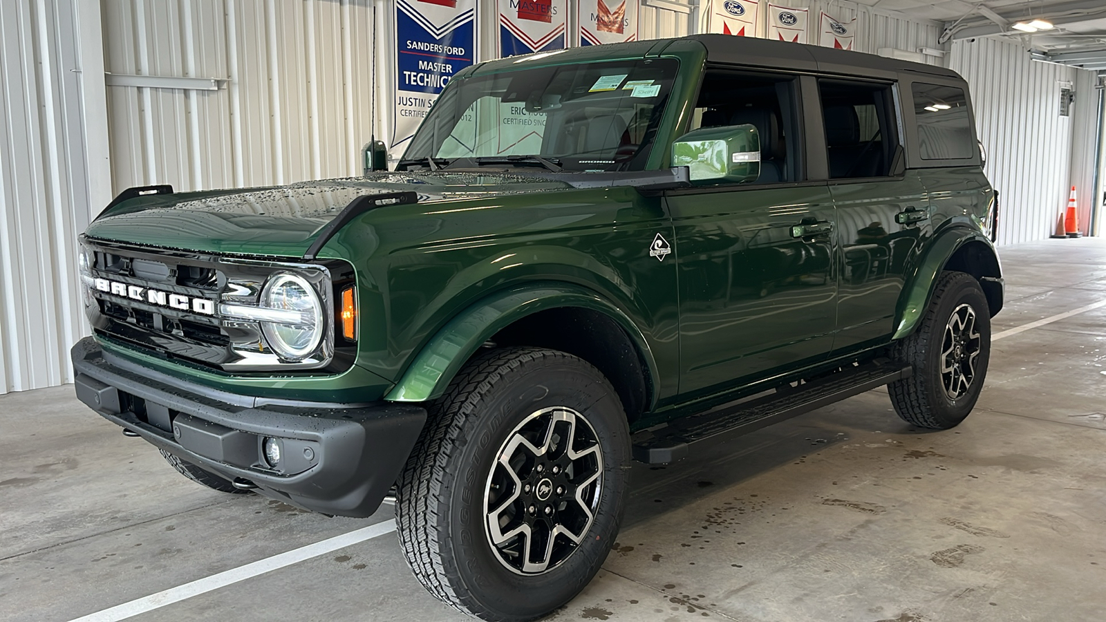 2024 Ford Bronco Outer Banks 3