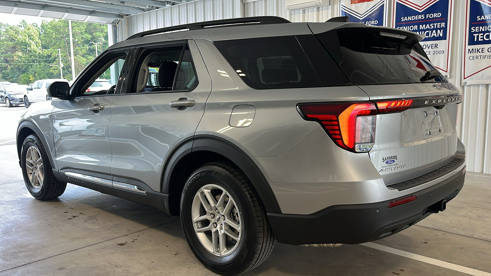 2025 Ford Explorer Active 21