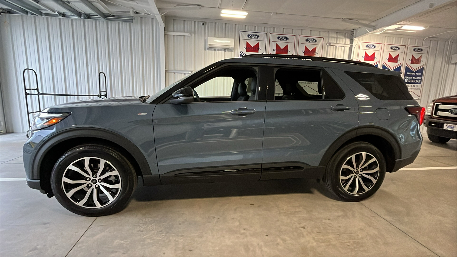 2025 Ford Explorer ST-Line 4