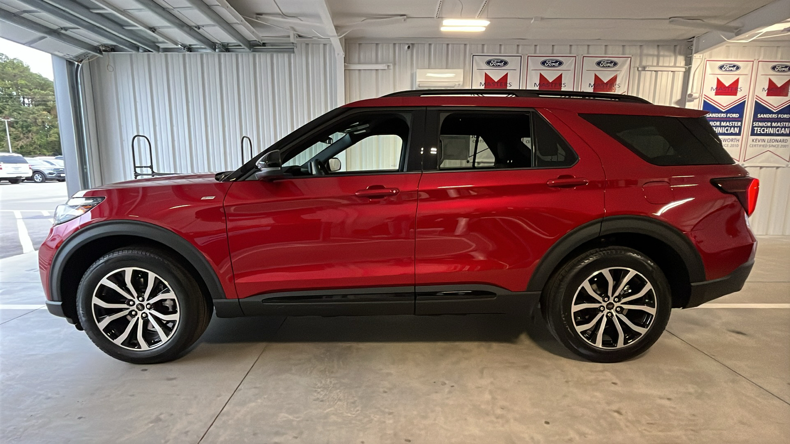 2025 Ford Explorer ST-Line 4