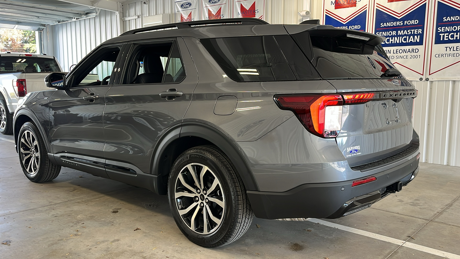 2025 Ford Explorer ST-Line 23