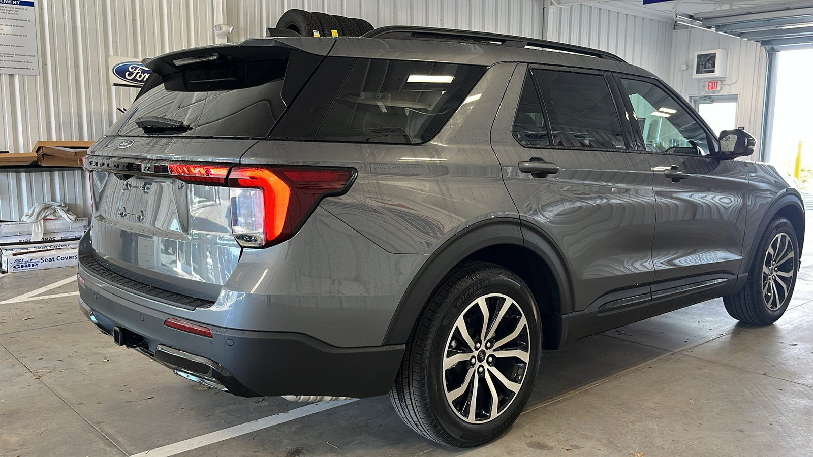 2025 Ford Explorer ST-Line 27