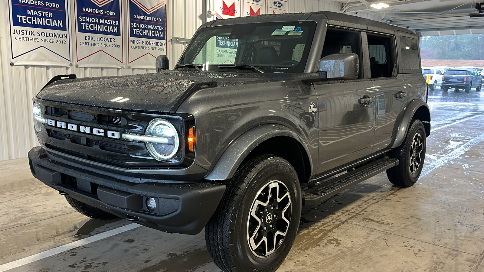 2024 Ford Bronco Outer Banks 3