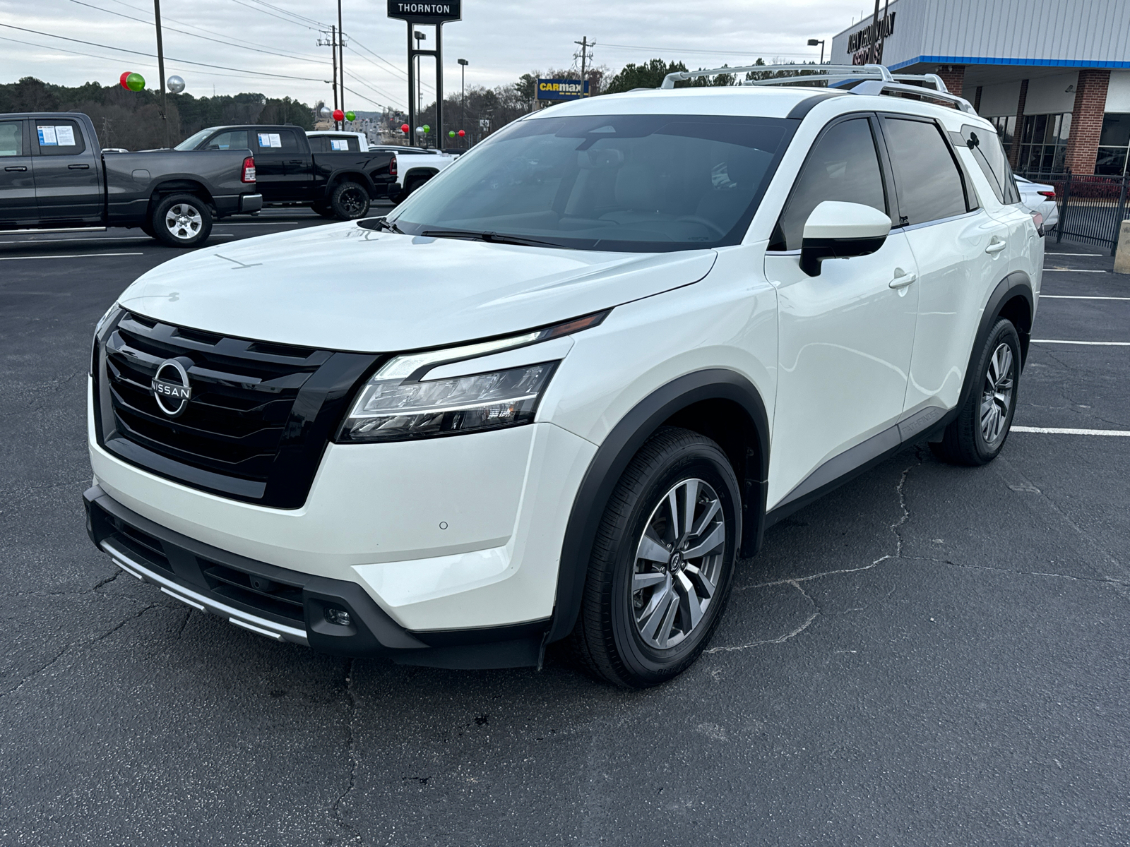 2022 Nissan Pathfinder SL 2