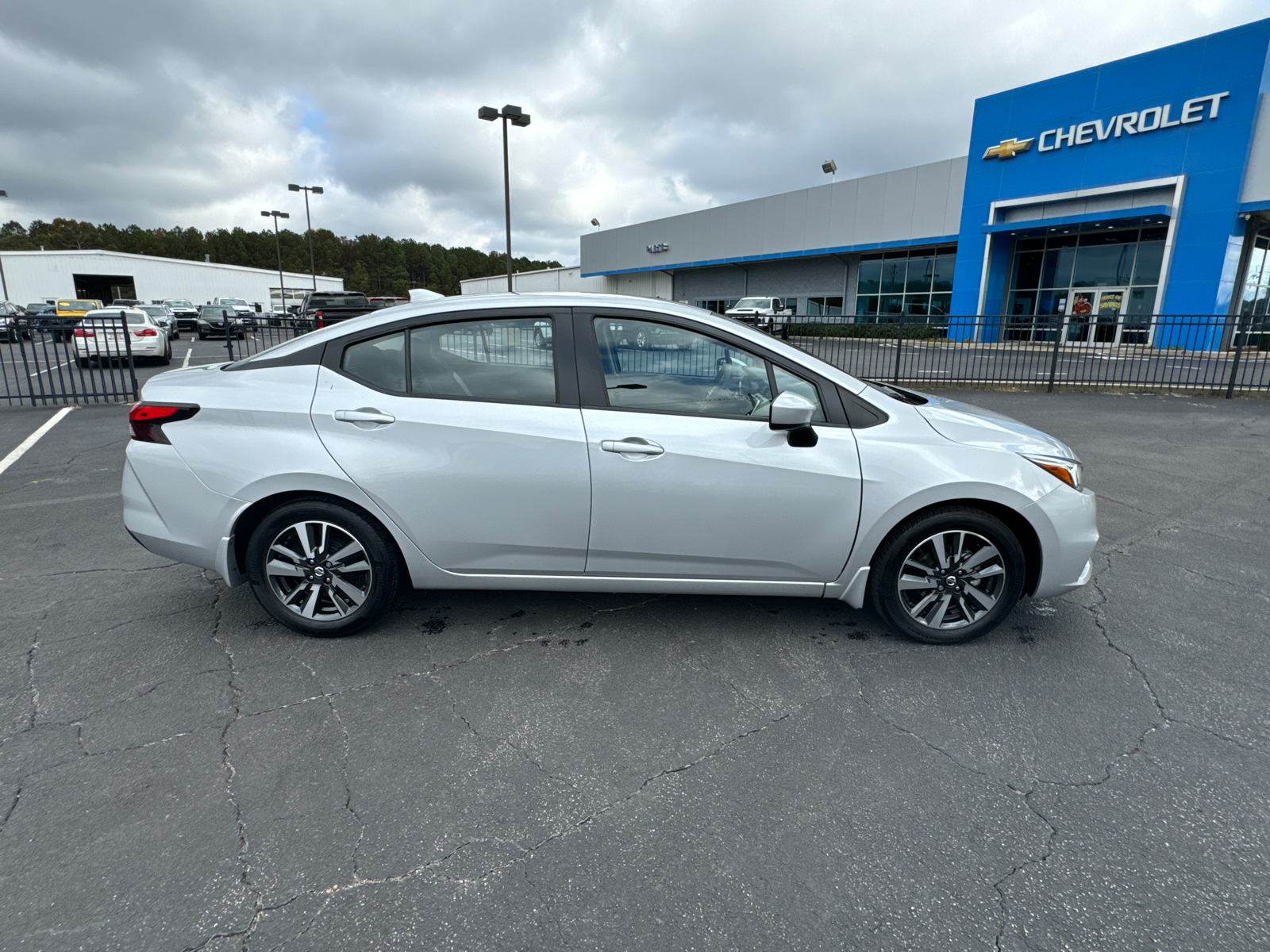 2022 Nissan Versa 1.6 SV 5