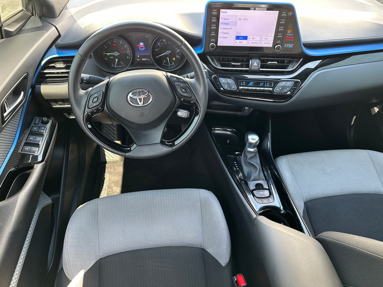 2019 Toyota C-HR XLE 24