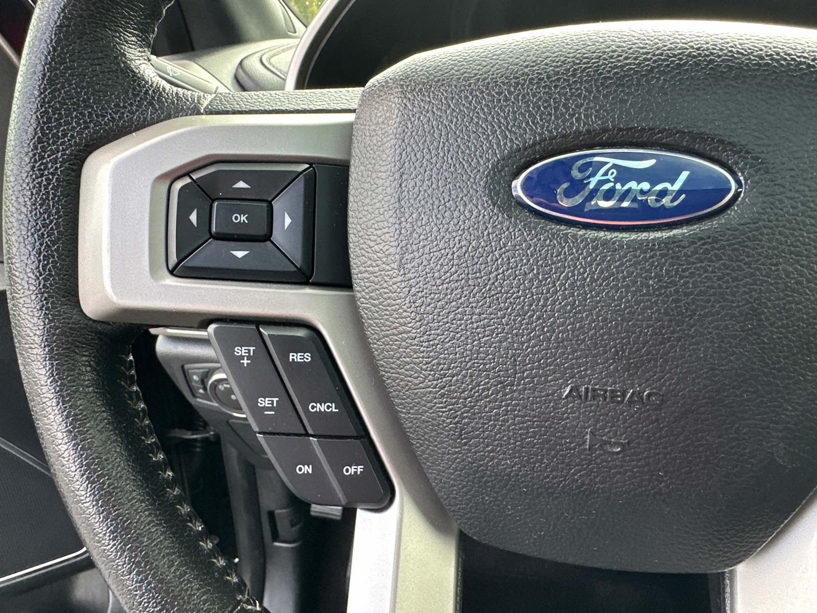 2015 Ford F-150 Lariat 25