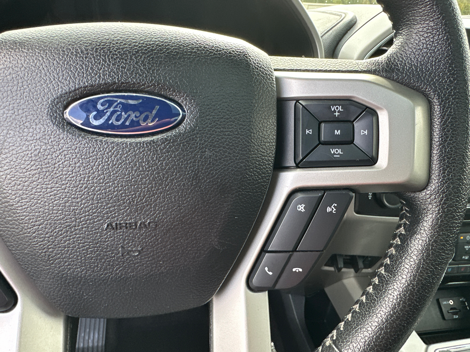 2015 Ford F-150 Lariat 26