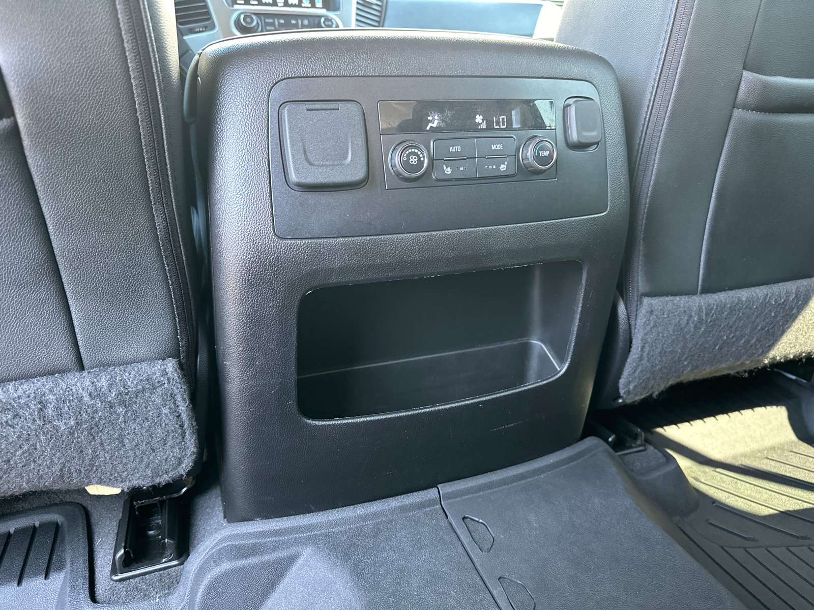 2019 Chevrolet Suburban Premier 24
