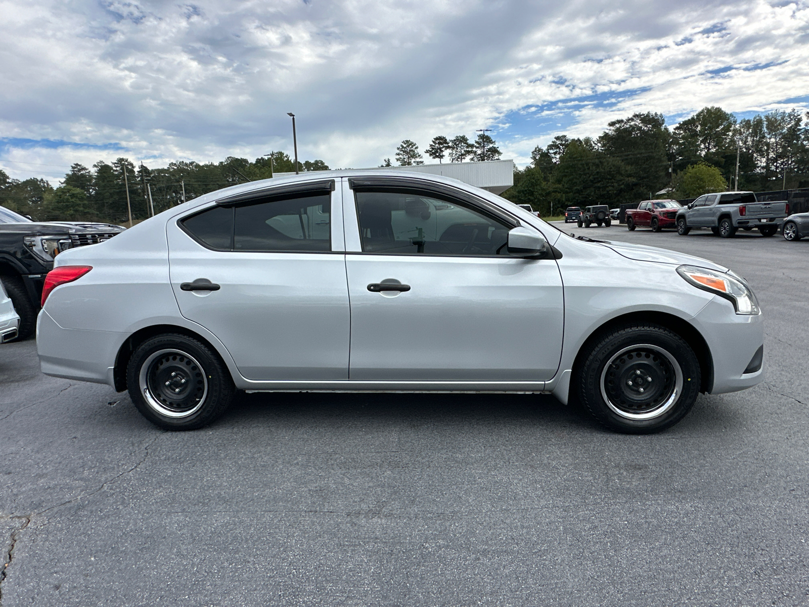 2019 Nissan Versa 1.6 S 5