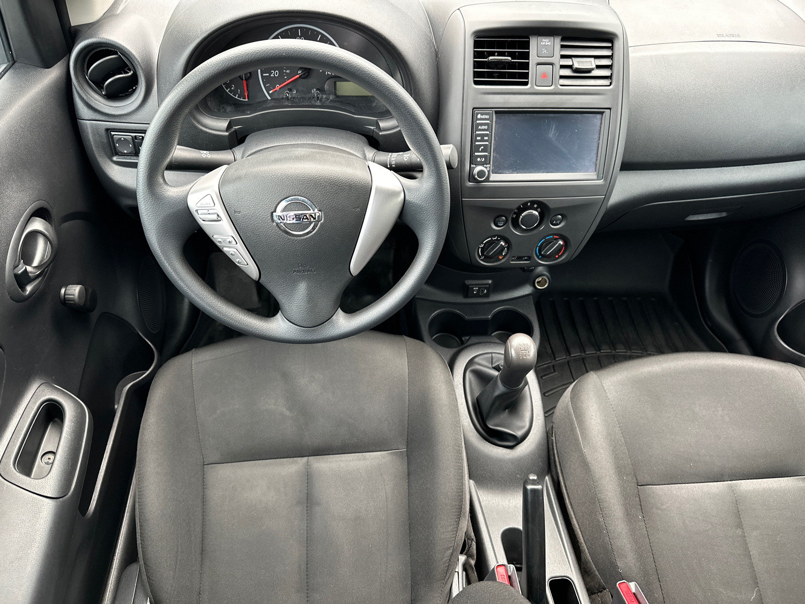 2019 Nissan Versa 1.6 S 23