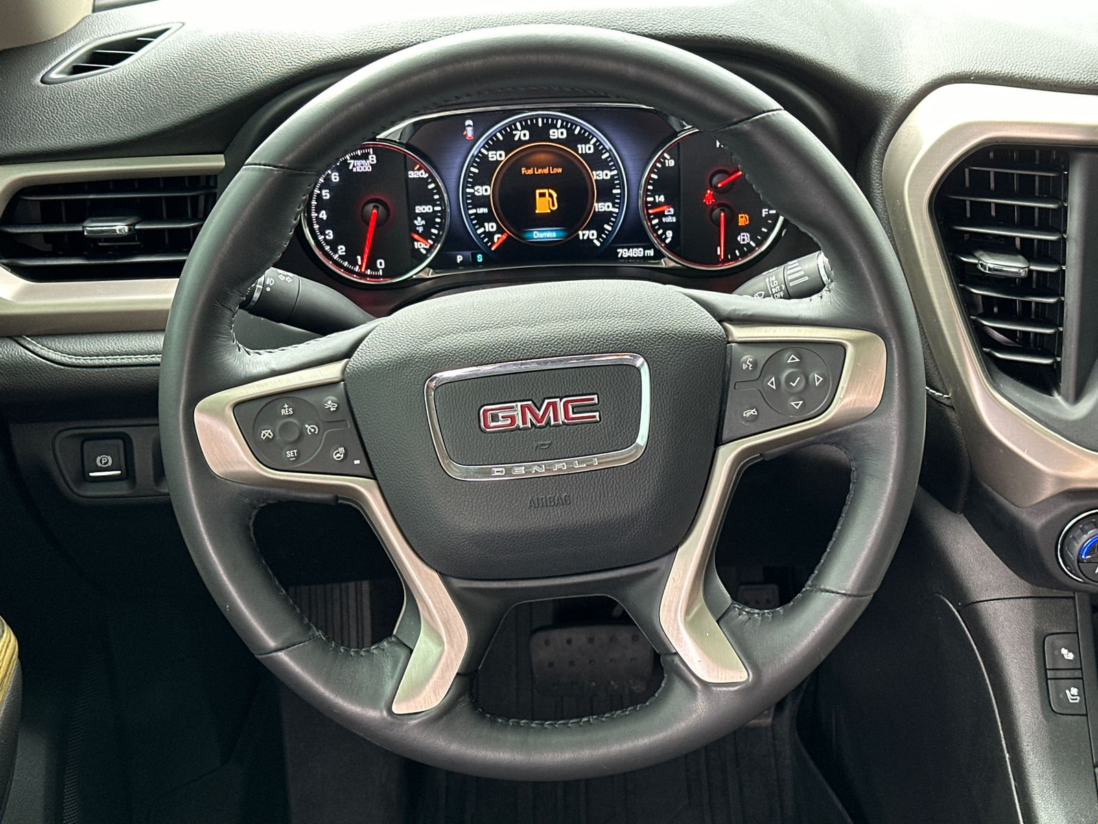 2017 GMC Acadia Denali 26