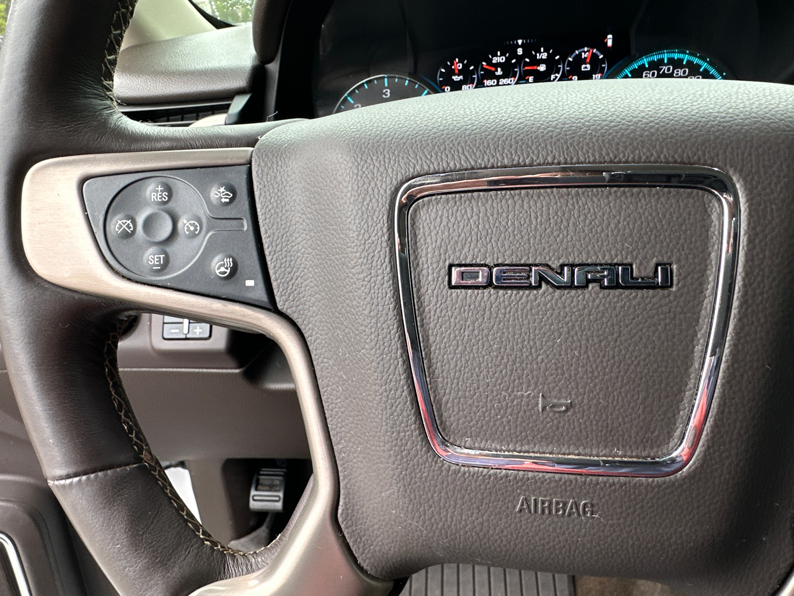 2017 GMC Yukon Denali 27