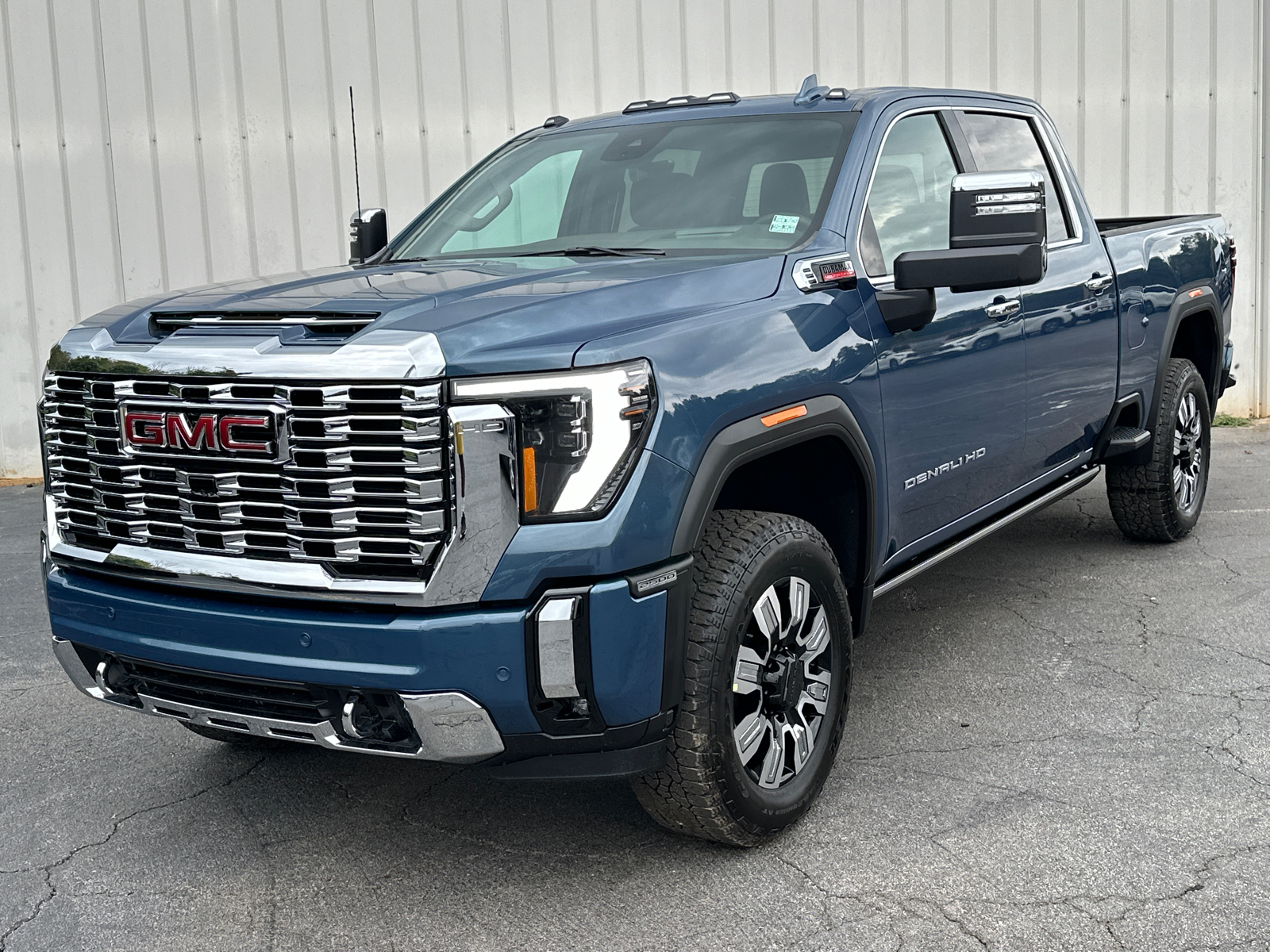 2025 GMC Sierra 2500HD Denali 2