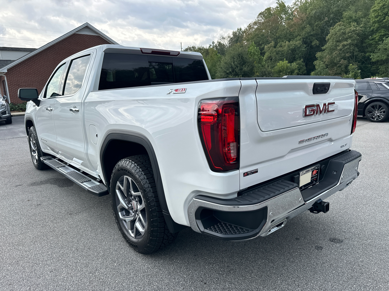 2025 GMC Sierra 1500 SLT 8